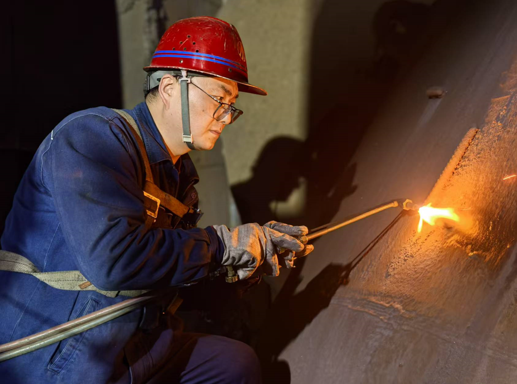 鋼鐵熔爐里的“奮斗樂章” 鋼鐵熔爐里的“奮斗樂章”