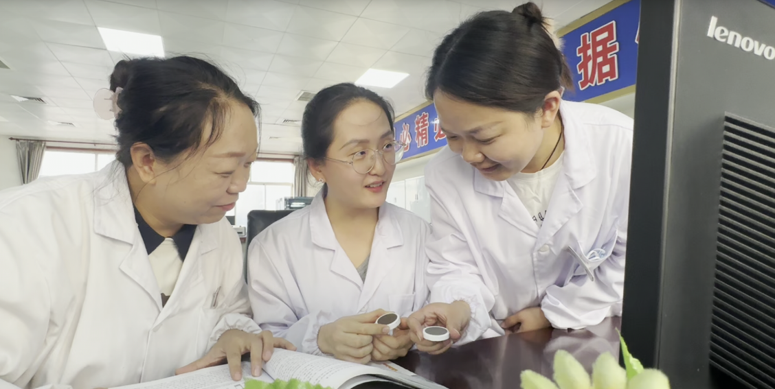 質檢先鋒“娘子軍” 把關質量建新功——記陜煤集團“巾幗建功示范崗”熒光分析班 質檢先鋒“娘子軍” 把關質量建新功——記陜煤集團“巾幗建功示范崗”熒光分析班