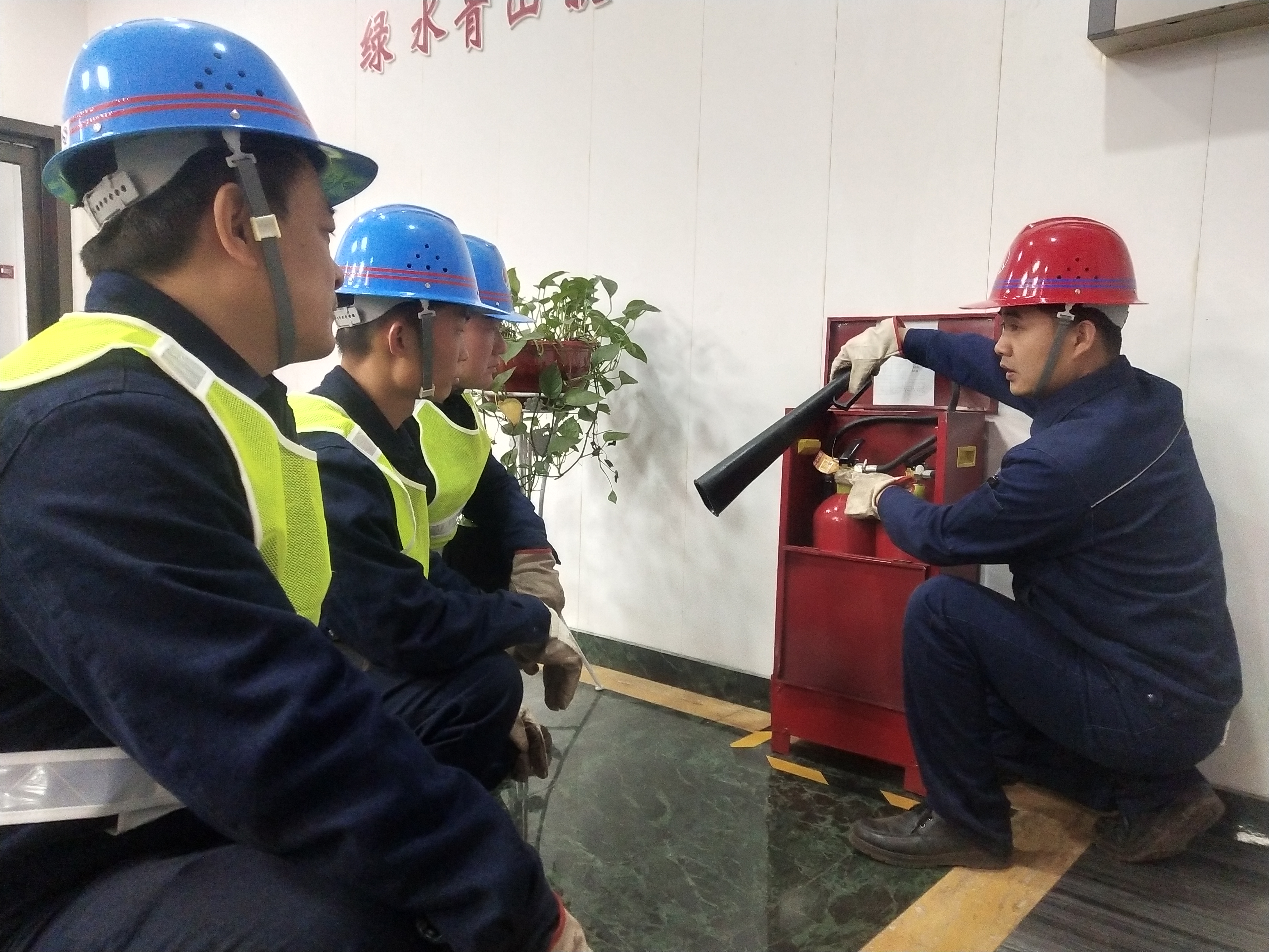 二十載臺(tái)車熱浪熔鑄鋼鐵匠心——記陜鋼集團(tuán)2023—2024年度勞動(dòng)模范杜鑫 二十載臺(tái)車熱浪熔鑄鋼鐵匠心——記陜鋼集團(tuán)2023—2024年度勞動(dòng)模范杜鑫