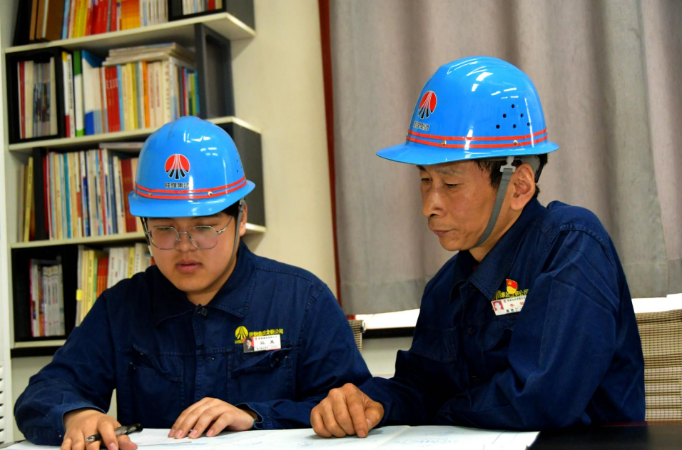 焊花點亮“無縫”鋼鐵人生——記陜鋼集團2023—2024年度勞動模范李智 焊花點亮“無縫”鋼鐵人生——記陜鋼集團2023—2024年度勞動模范李智