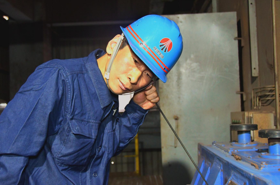 焊花點亮“無縫”鋼鐵人生——記陜鋼集團2023—2024年度勞動模范李智 焊花點亮“無縫”鋼鐵人生——記陜鋼集團2023—2024年度勞動模范李智