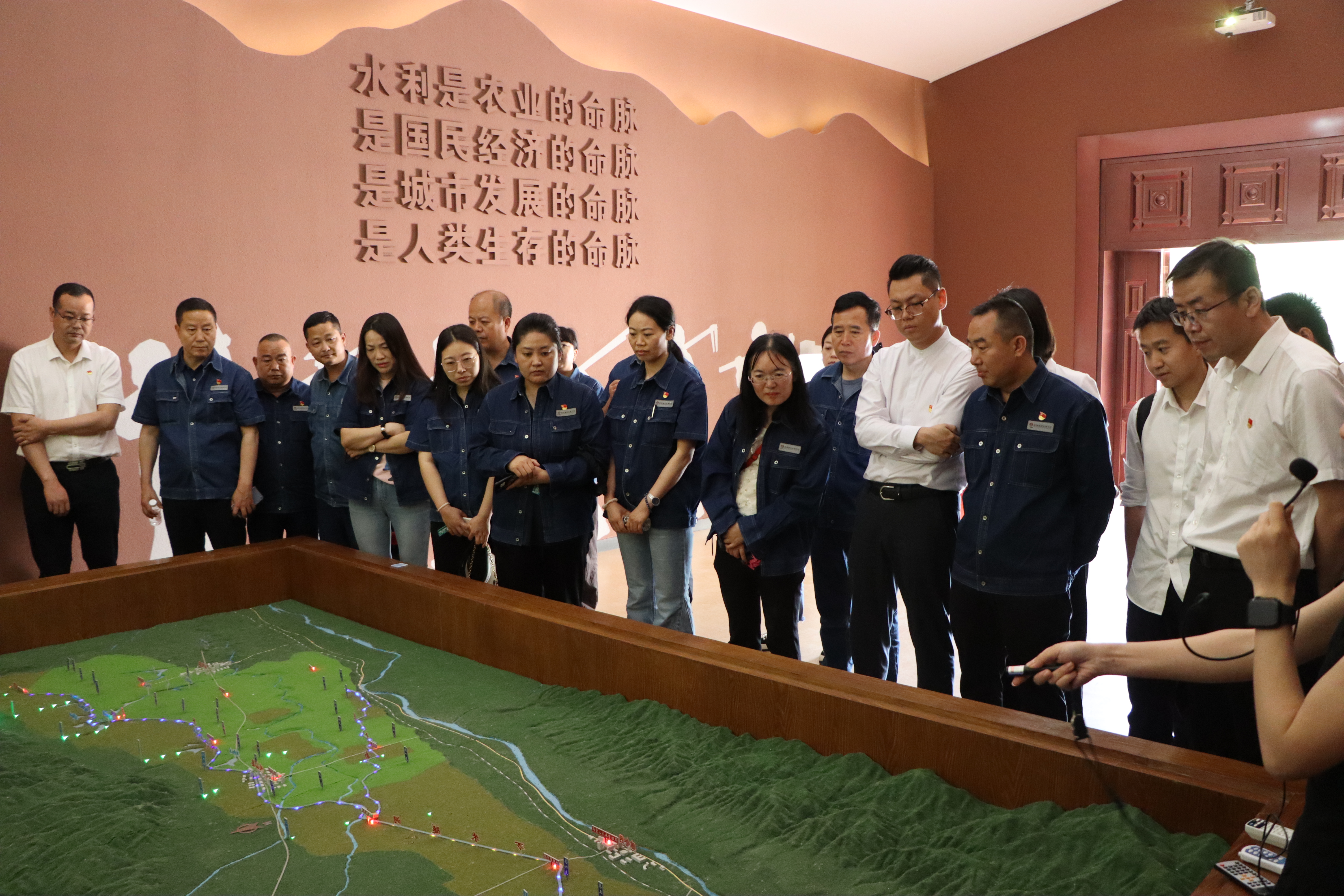 發揚艱苦奮斗精神 勇當干事創業先鋒 發揚艱苦奮斗精神 勇當干事創業先鋒