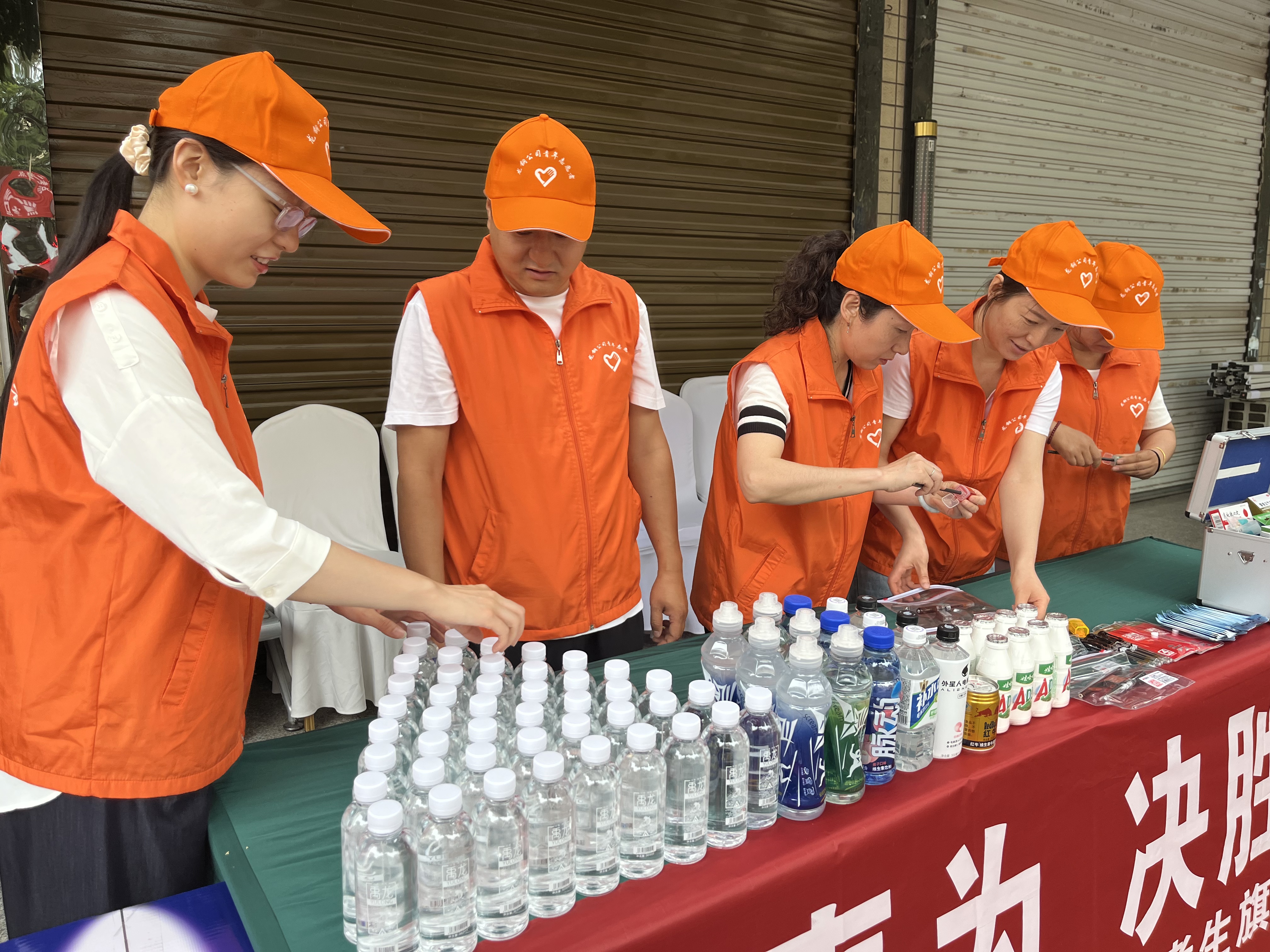 青力青為 為夢護(hù)航——龍鋼公司團(tuán)委開展高考志愿服務(wù)活動 青力青為 為夢護(hù)航——龍鋼公司團(tuán)委開展高考志愿服務(wù)活動