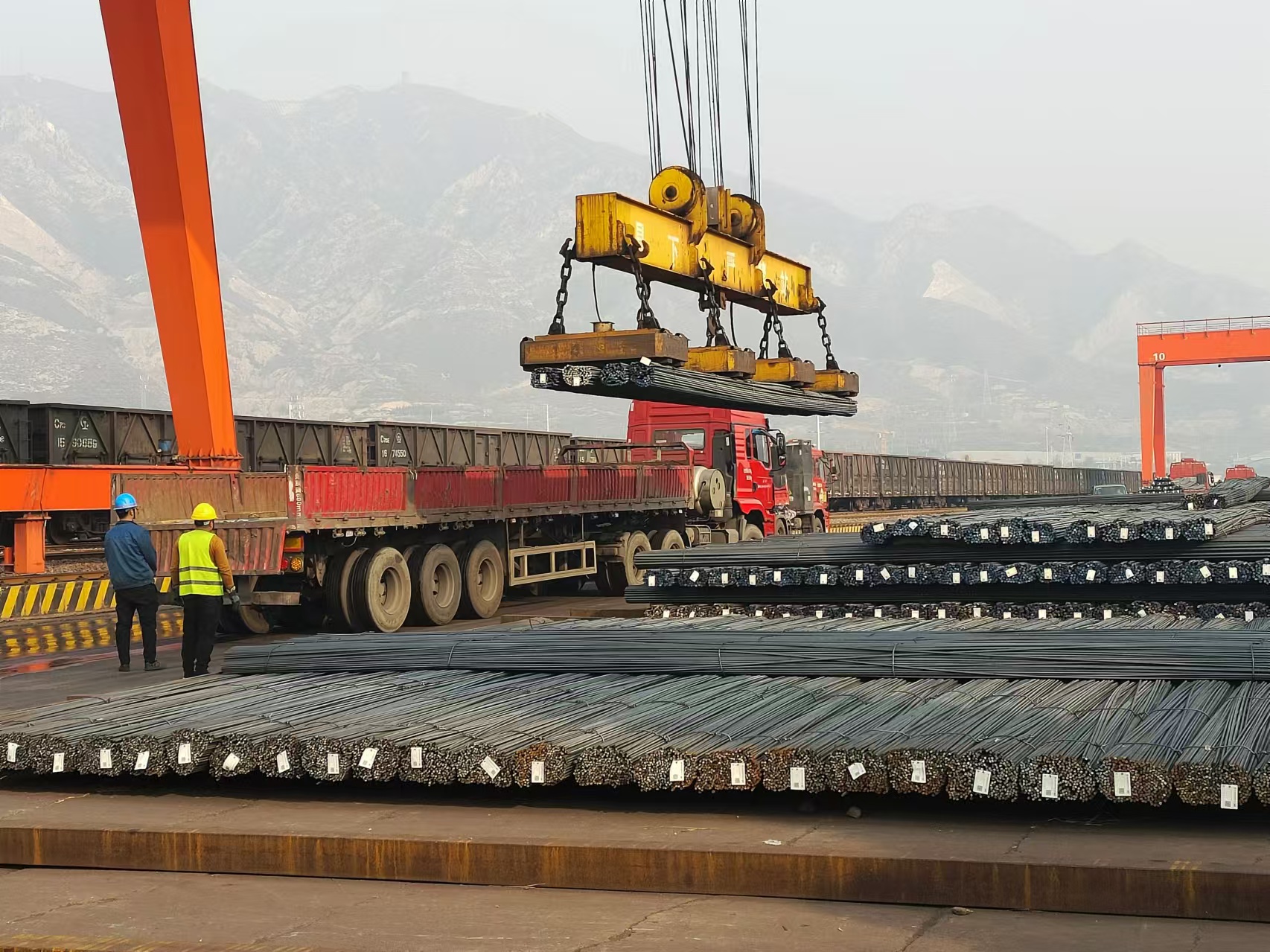 龍鋼公司5月份物流指標(biāo)實(shí)現(xiàn)歷史新突破 龍鋼公司5月份物流指標(biāo)實(shí)現(xiàn)歷史新突破