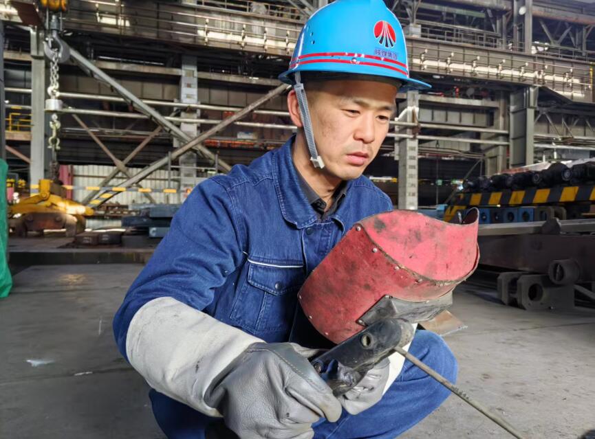 直擊檢修!高溫“烤”驗下的鋼鐵硬漢 直擊檢修!高溫“烤”驗下的鋼鐵硬漢