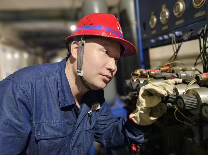 直擊檢修!高溫“烤”驗下的鋼鐵硬漢 直擊檢修!高溫“烤”驗下的鋼鐵硬漢