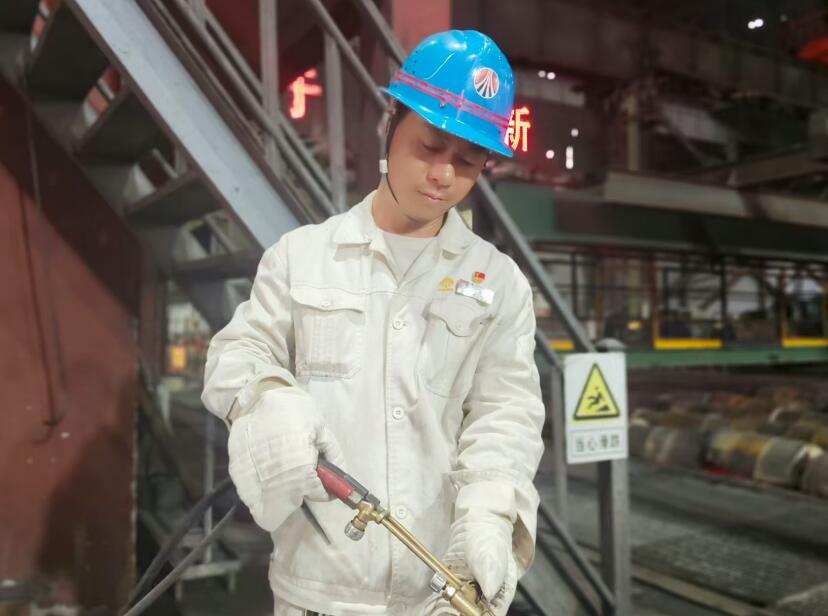 “橄欖綠”到“工裝藍” 鋼城續初心 “橄欖綠”到“工裝藍” 鋼城續初心