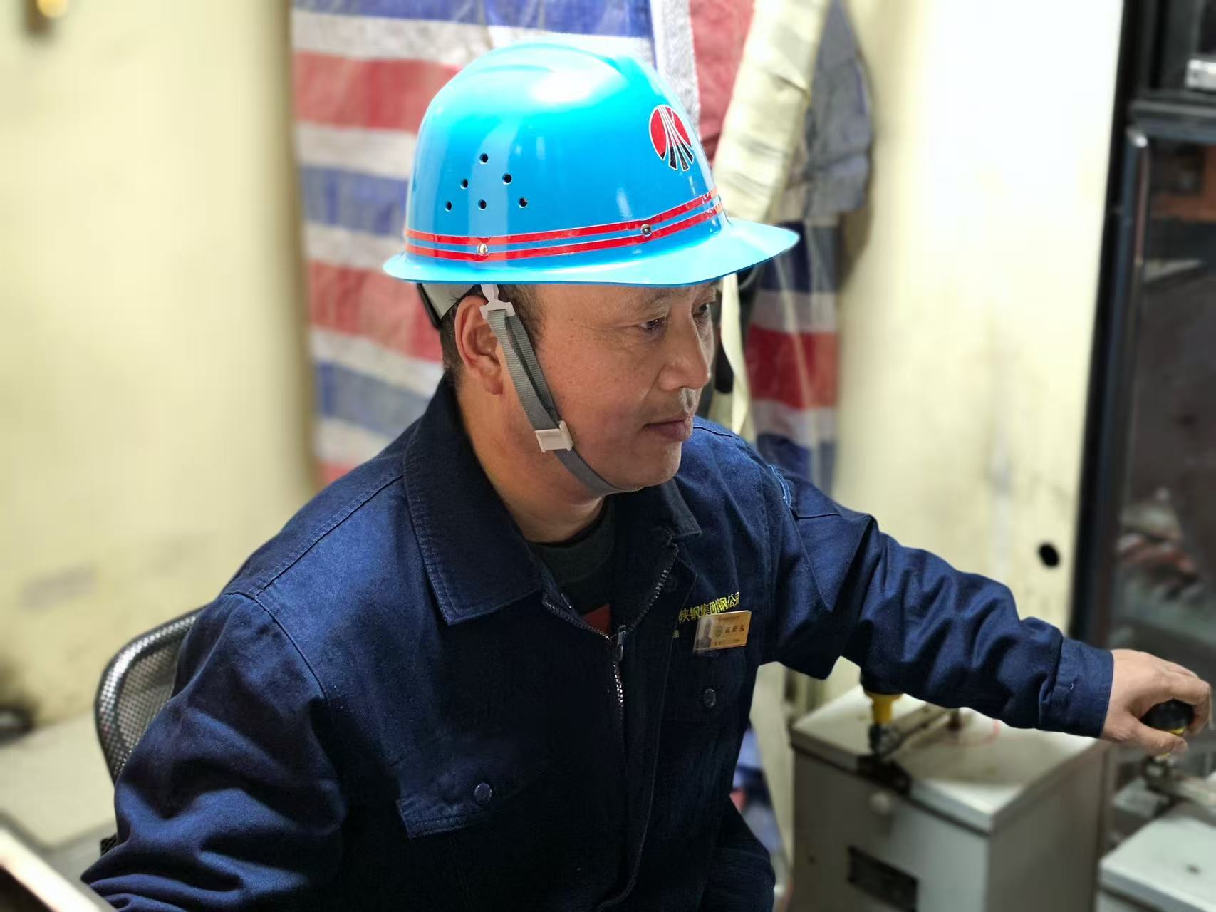 高溫里最美的鋼鐵“逆行者” 高溫里最美的鋼鐵“逆行者”