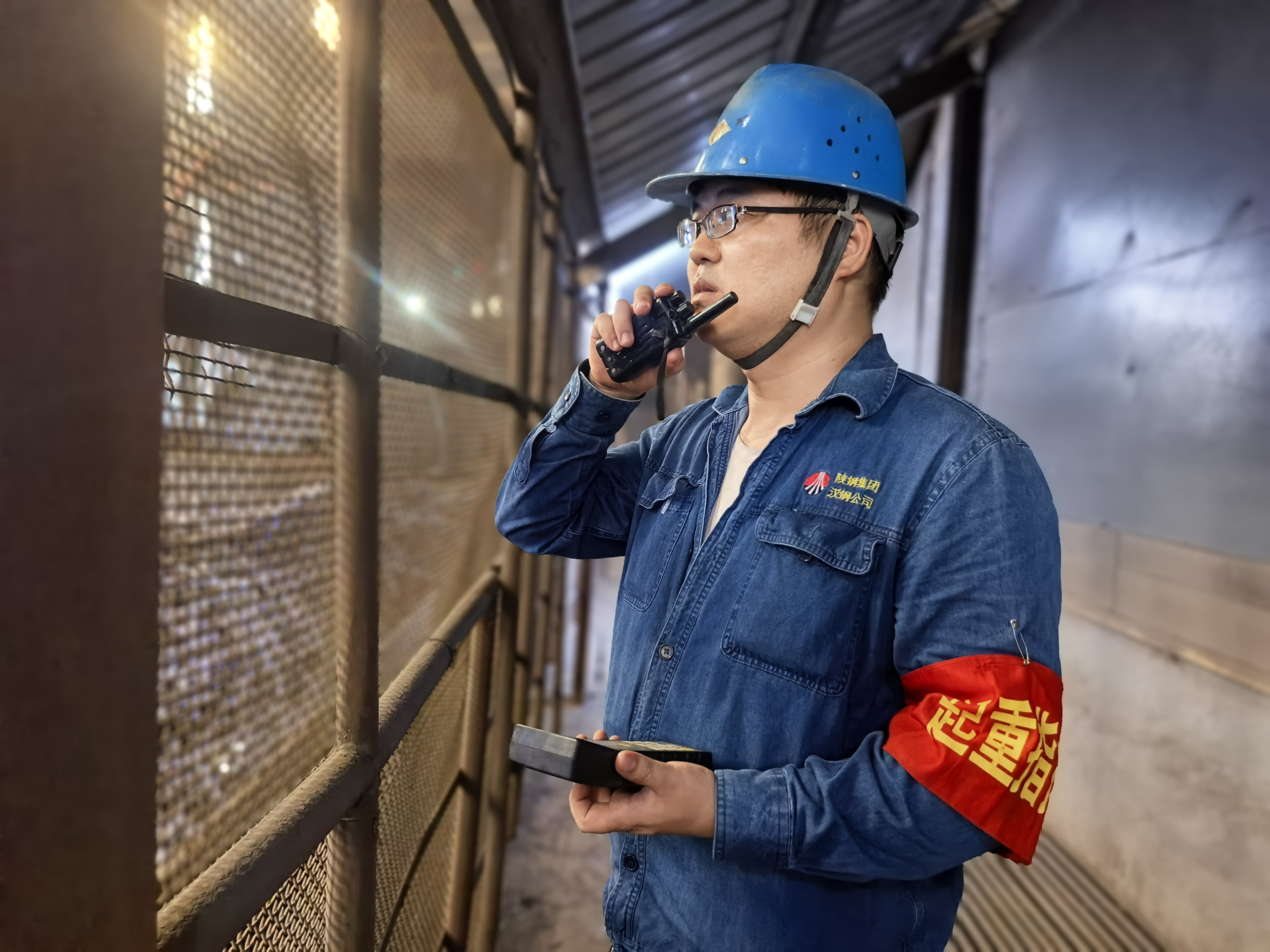 煉鋼熔爐旁的“配料尖兵” 煉鋼熔爐旁的“配料尖兵”