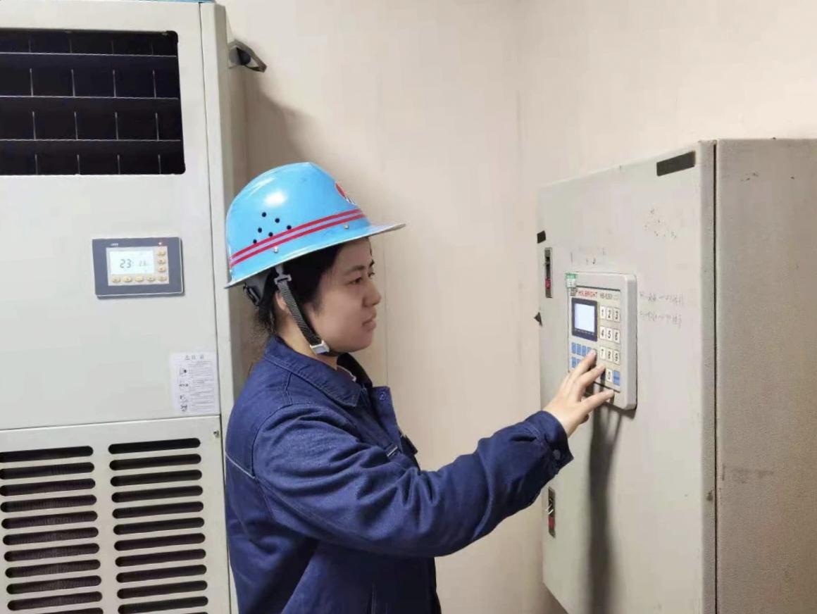 “電”淬鋼花映藍(lán)裝 青春當(dāng)“燃”綻鋒芒——記“陜西省機械冶金建材系統(tǒng)技術(shù)能手”黨青霞 “電”淬鋼花映藍(lán)裝 青春當(dāng)“燃”綻鋒芒——記“陜西省機械冶金建材系統(tǒng)技術(shù)能手”黨青霞