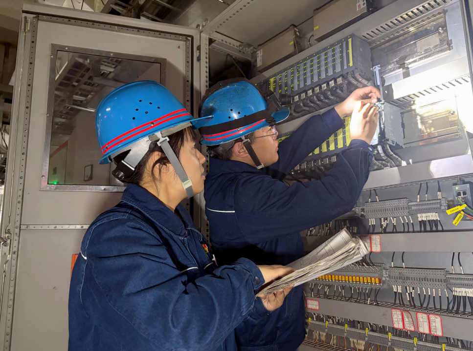 “電”淬鋼花映藍(lán)裝 青春當(dāng)“燃”綻鋒芒——記“陜西省機械冶金建材系統(tǒng)技術(shù)能手”黨青霞 “電”淬鋼花映藍(lán)裝 青春當(dāng)“燃”綻鋒芒——記“陜西省機械冶金建材系統(tǒng)技術(shù)能手”黨青霞