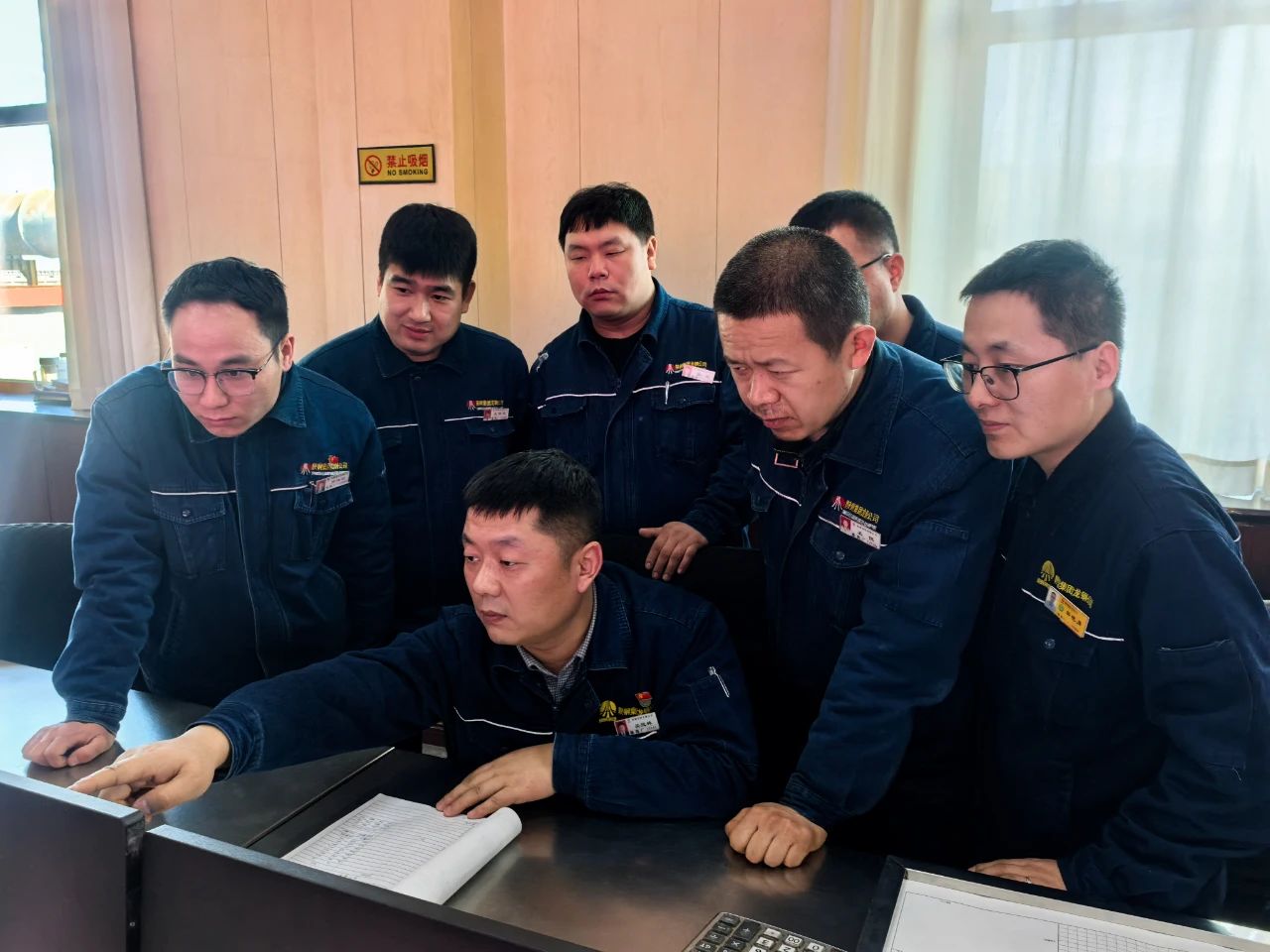 堅定信心迎挑戰 凝心聚力促發展 堅定信心迎挑戰 凝心聚力促發展