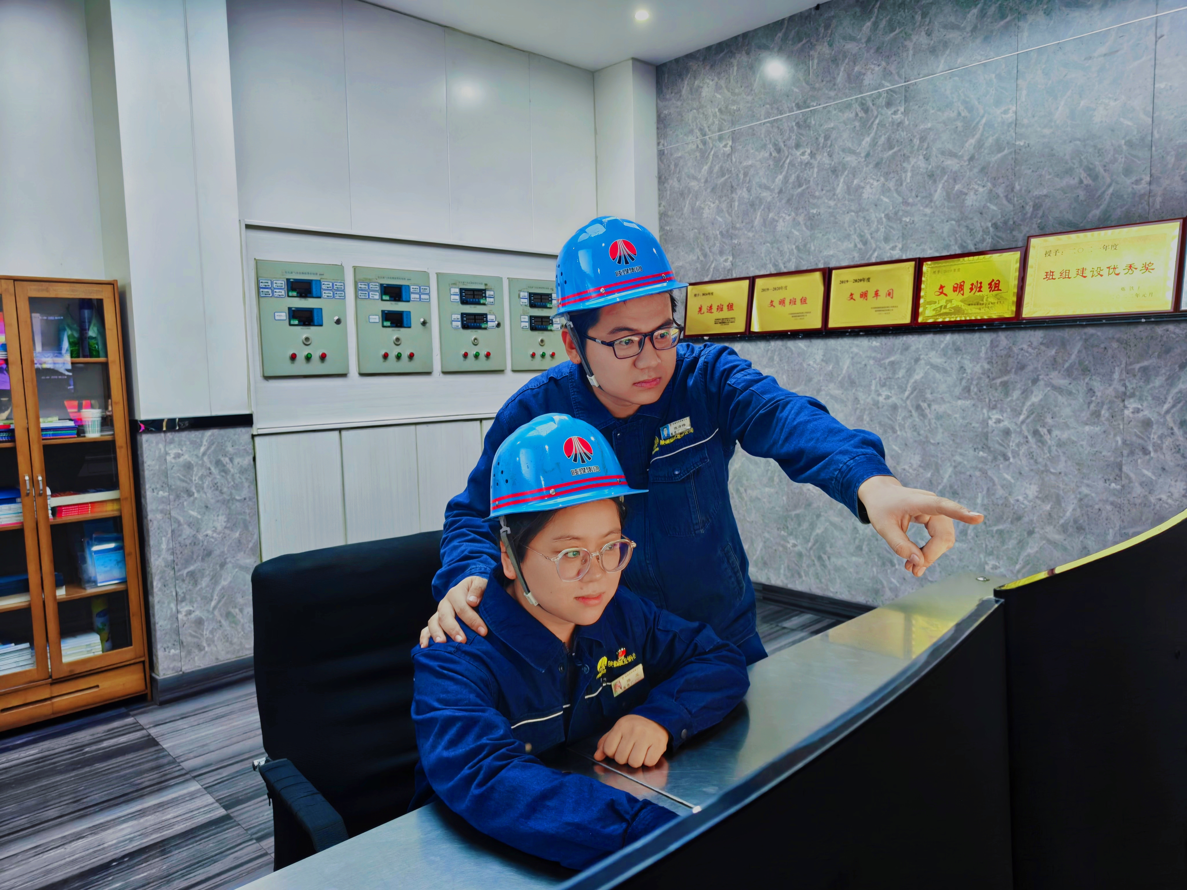 鋼花璀璨處 愛企情正濃 鋼花璀璨處 愛企情正濃