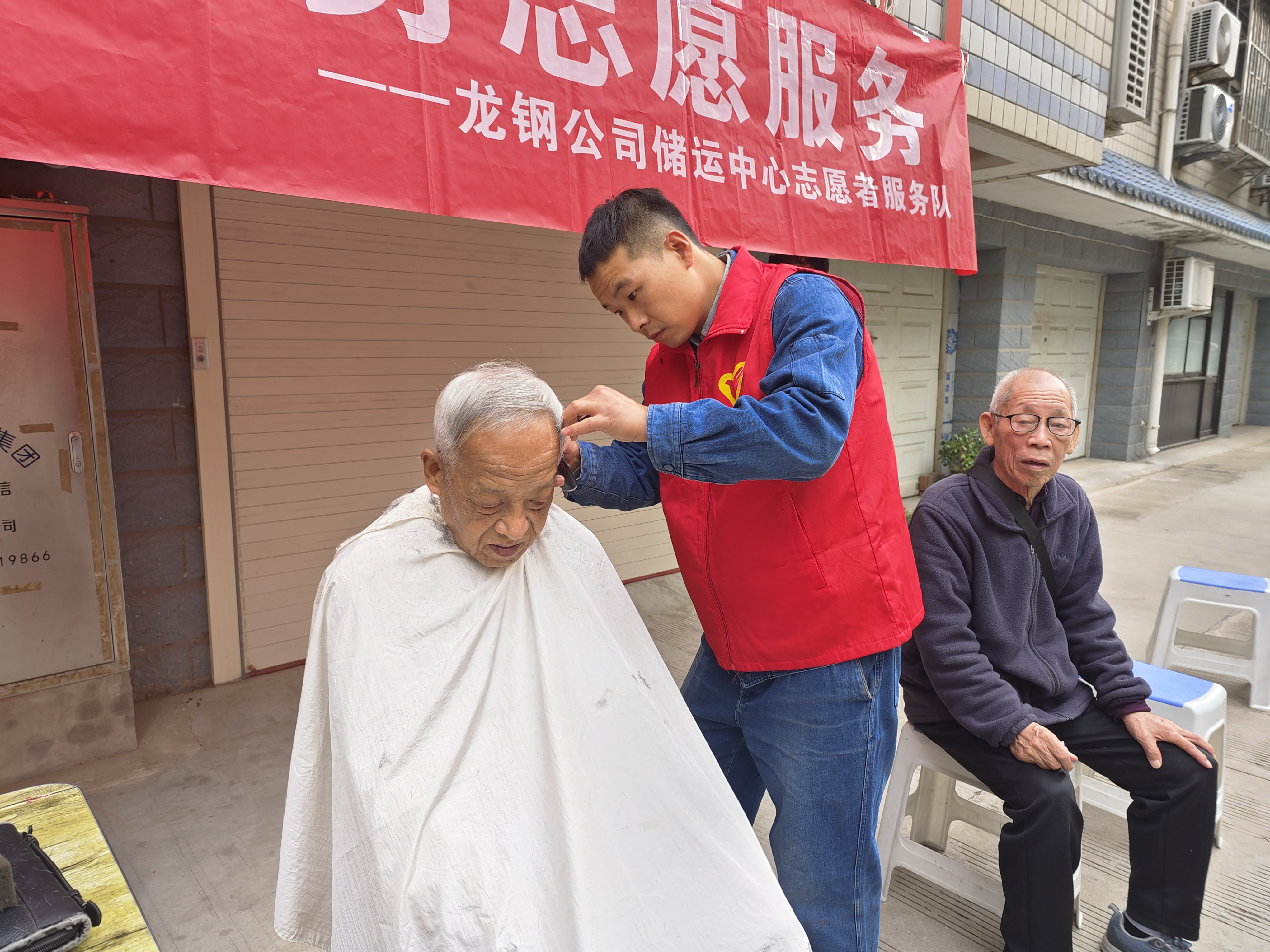 龍鋼青年愛心義剪:小剪刀剪出大溫暖 龍鋼青年愛心義剪:小剪刀剪出大溫暖