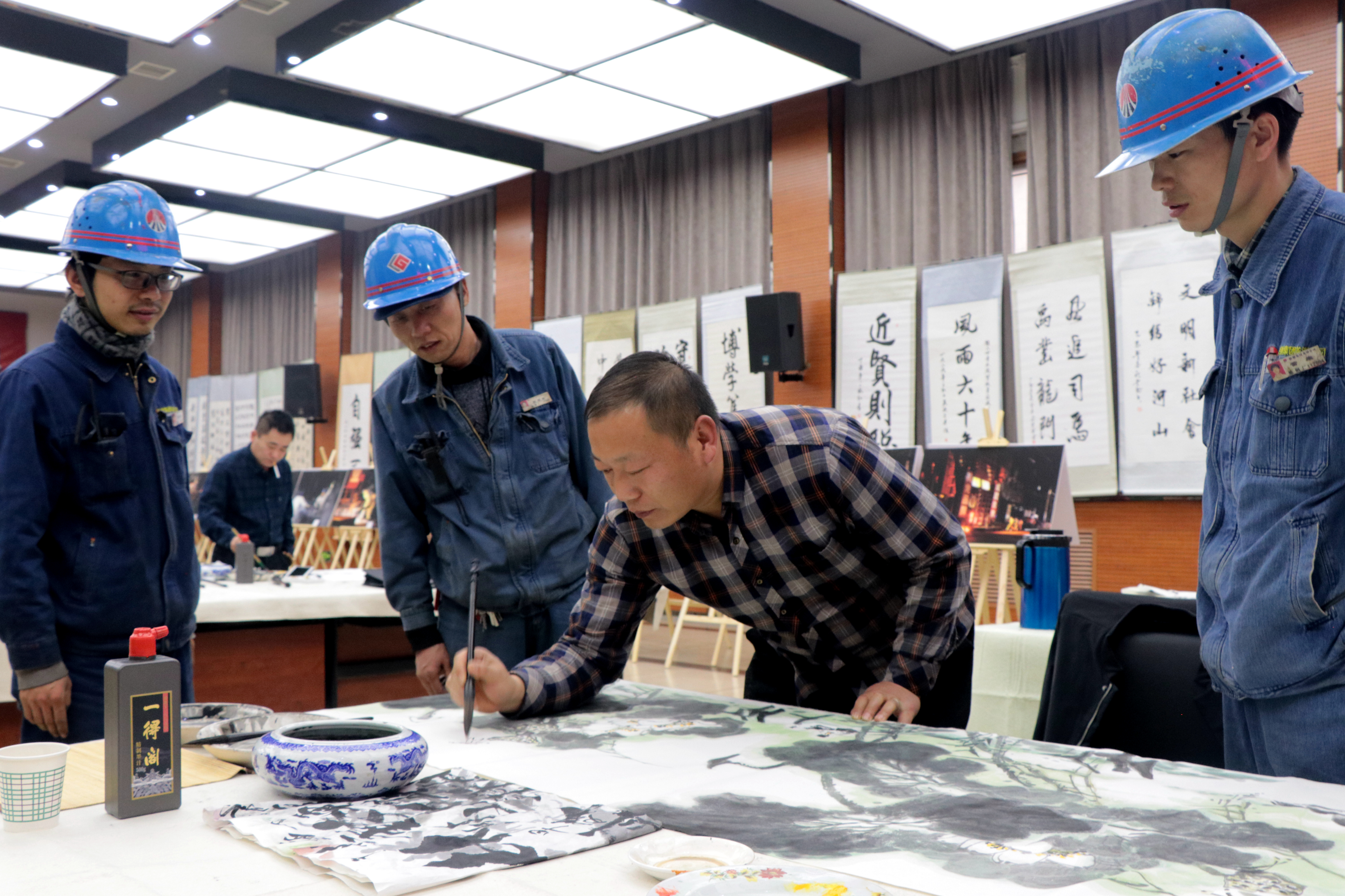 與書畫零距離 感受鋼城魅力—參加慶祝改革開放40周年暨龍鋼建廠60周年書畫攝影展活動有感 與書畫零距離 感受鋼城魅力—參加慶祝改革開放40周年暨龍鋼建廠60周年書畫攝影展活動有感