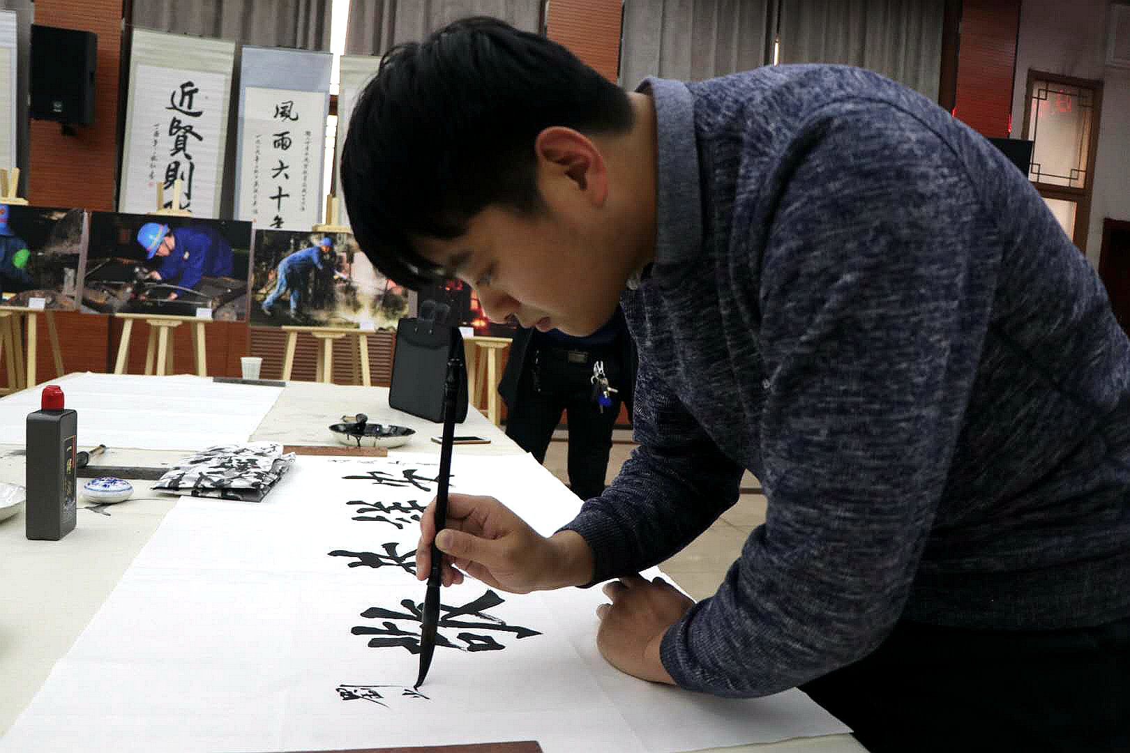 與書畫零距離 感受鋼城魅力—參加慶祝改革開放40周年暨龍鋼建廠60周年書畫攝影展活動有感 與書畫零距離 感受鋼城魅力—參加慶祝改革開放40周年暨龍鋼建廠60周年書畫攝影展活動有感