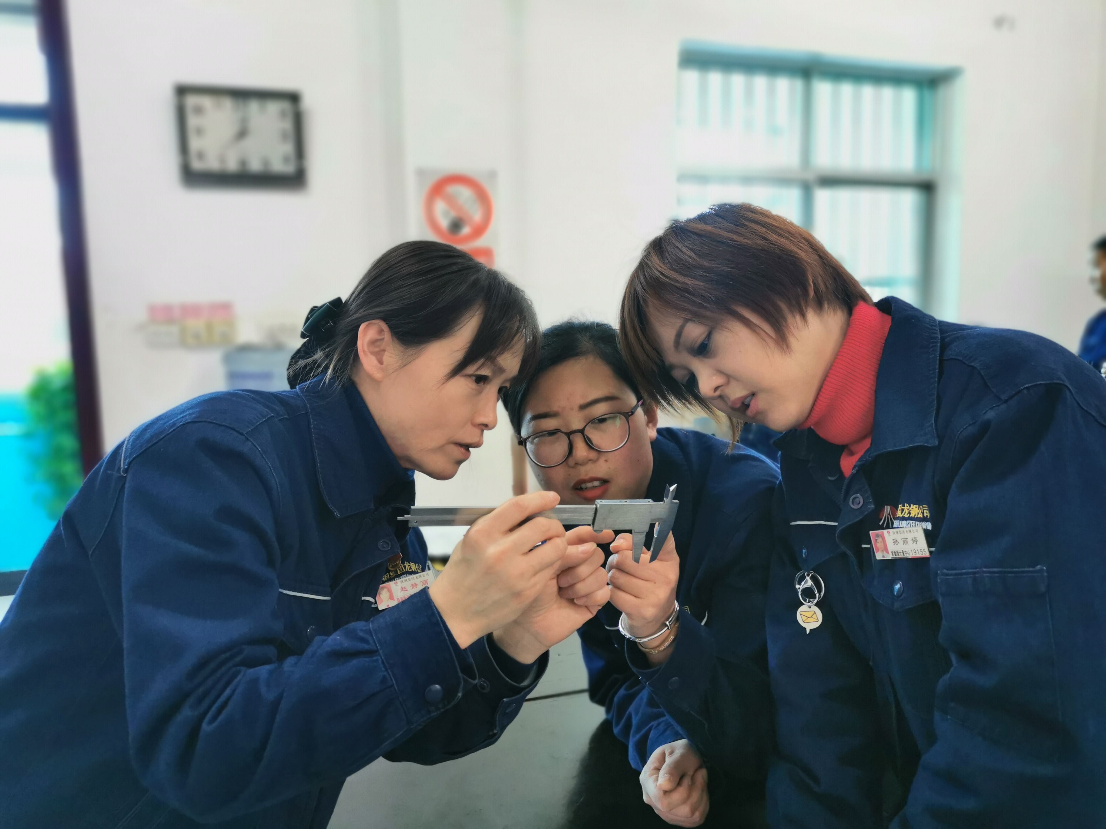 知識與技能并重,理論和實(shí)踐統(tǒng)一——龍鋼公司能源檢計(jì)量中心聘任技術(shù)技能人才管理工作側(cè)記 知識與技能并重,理論和實(shí)踐統(tǒng)一——龍鋼公司能源檢計(jì)量中心聘任技術(shù)技能人才管理工作側(cè)記