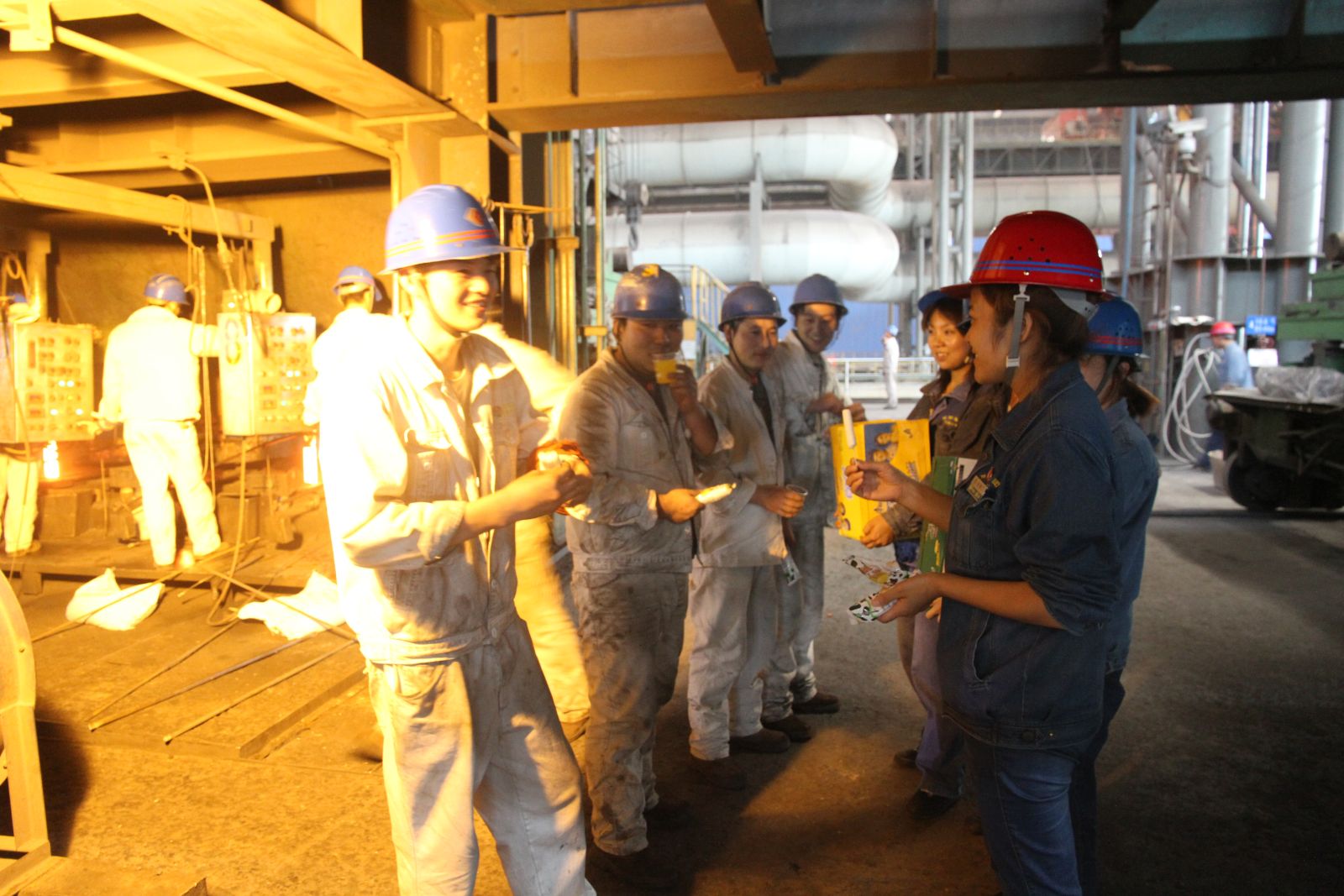 漢鋼公司煉鋼廠工會為員工平安度夏添新措 漢鋼公司煉鋼廠工會為員工平安度夏添新措