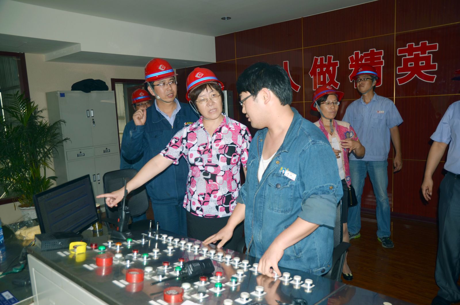 渭南市總工會來龍鋼公司送清涼 渭南市總工會來龍鋼公司送清涼